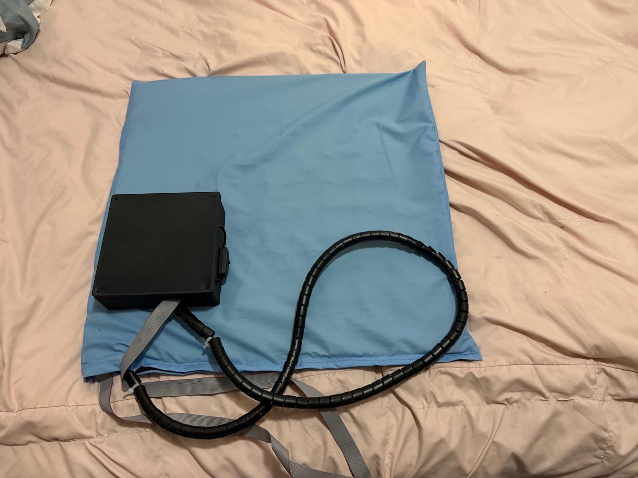 Prototipo final de DermaSense con caja de control y cubierta lavable